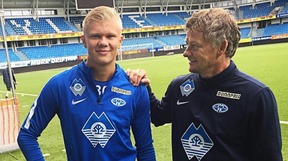 球迷举横幅感谢队长