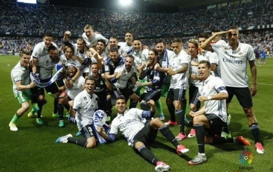 久常凉在比赛中手滑，球杆脱手刚好砸在了自己的小球上