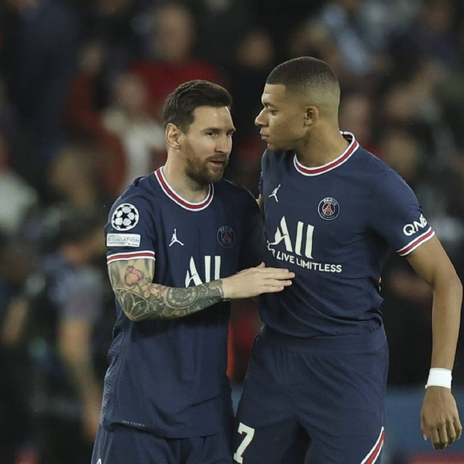 美记：库里距离复出还有一段时间，这次客场之旅可能看不到他