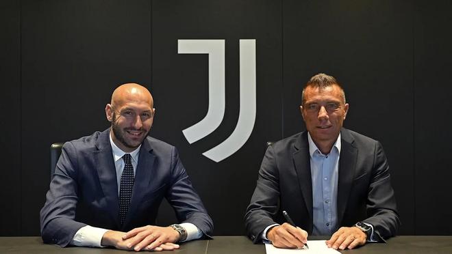 利物浦欲出售左后卫齐米卡斯，因其不愿离开安菲尔德，而其他球员面临竞争。