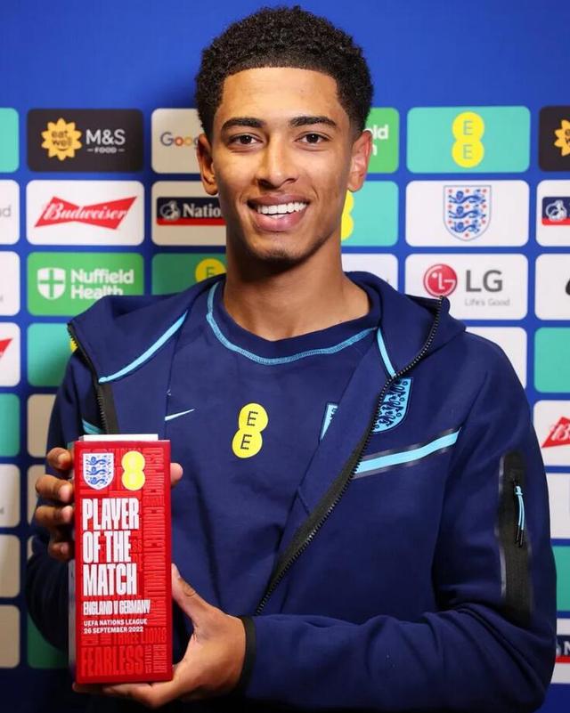 备受关注！74611名球迷现场观战英格兰女足vs中国女足的友谊赛